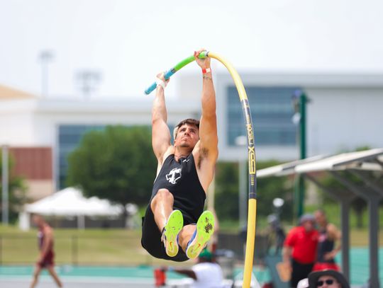 Tarleton State pole vaulters bring energy, break school records