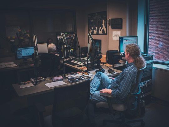 The end of an era: Mike Pierce and Hank Jones say goodbye to ‘Essential Jazz’