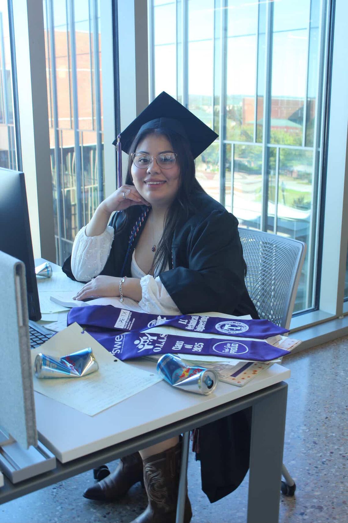 Lectsuli Videa and the ring on her pinky Lectsuli Videa and the ring on her pinky